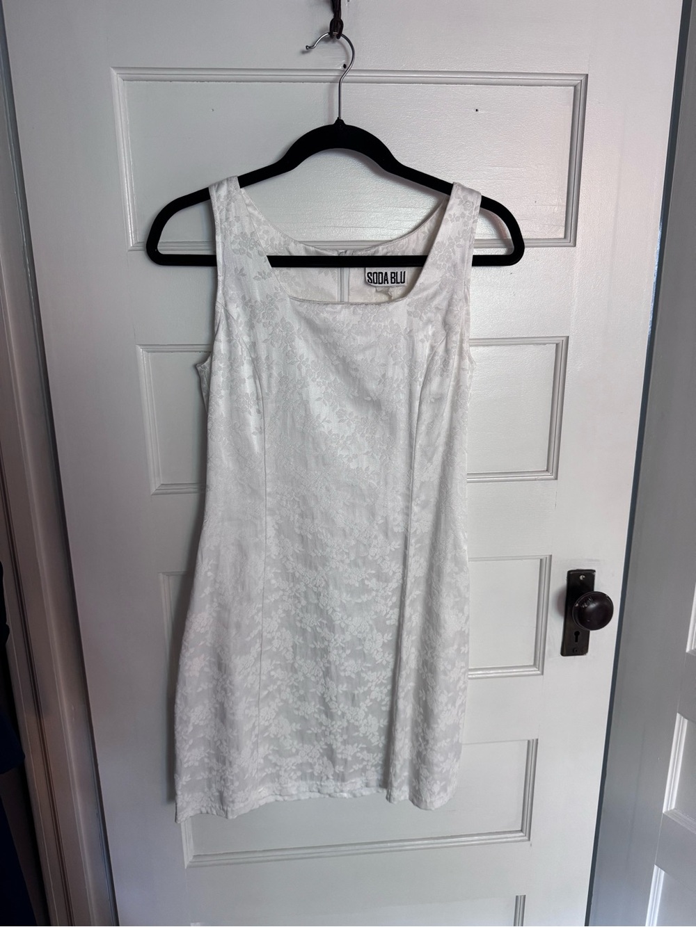 Soda Blu White Floral Jacquard Sleeveless Top